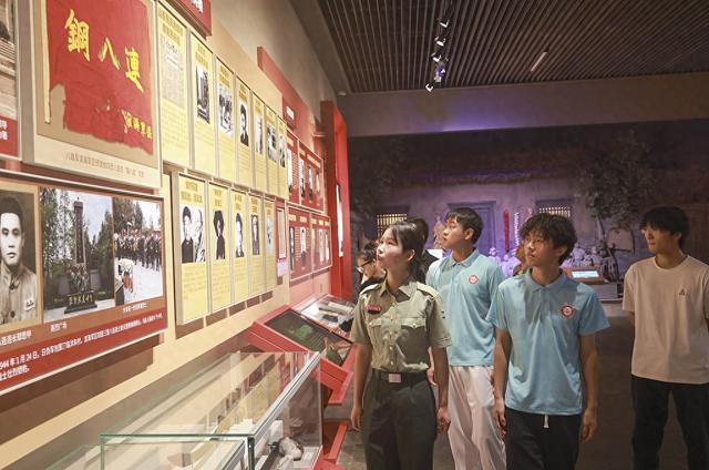 临沂：市民参观抗战纪念馆重温历史