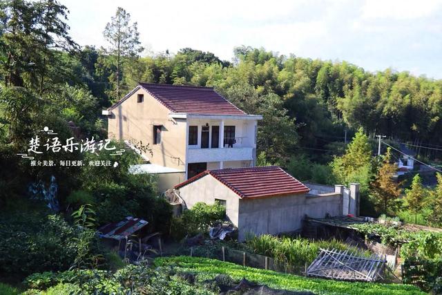 浙江宁波这个古村因水潭而得名，居于山岙犹如桃源秘境，适合徒步