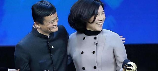 马云逗董明珠“看得上我不？”，她一句话让马爸爸语塞，格局绝了