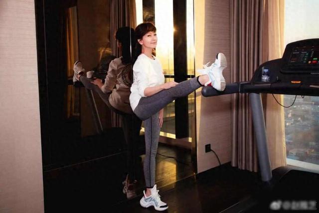 七旬白娘子玩摇滚，优雅形象被颠覆，72岁还能跑马拉松？