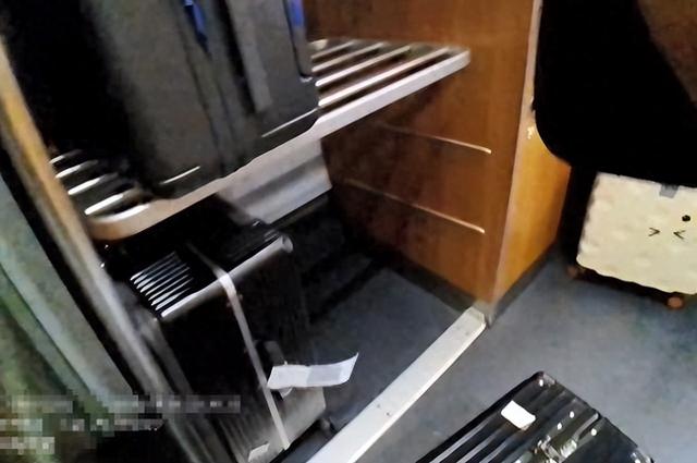 姑娘坐高铁行李箱被人拿走，里面有价值10万元的黄金珠宝！民警通过贴纸上的“LT4302”，找到拿错箱子的小伙