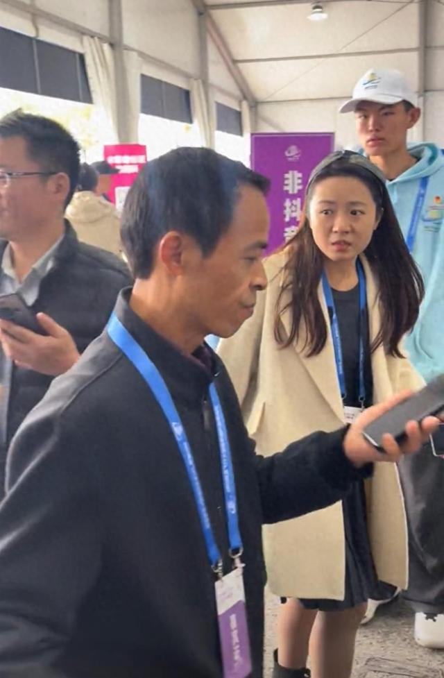 2025南昌飞行大会开幕，“鸡排哥”空降现场，家属：今天观看飞行表演，11月1日出摊