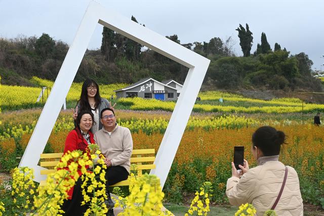 四川内江：“赏花经济”绽放文旅消费活力