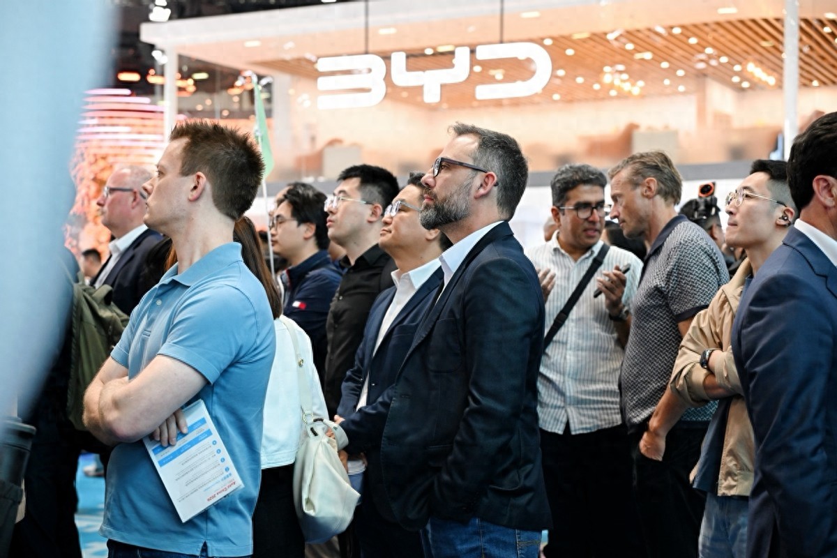 北京国际车展E3馆C位出圈 比亚迪成为国外友人的重点打卡地