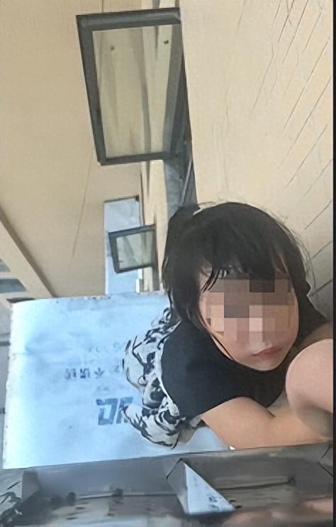 湖南4岁女童20楼坠至13楼被14楼业主拽住，邻居们接力苦撑4分钟最终获救，业主回应