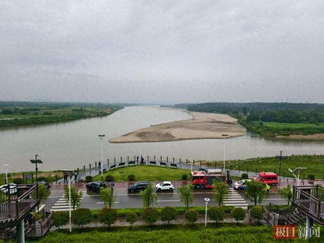 3名儿童在西安高陵“泾渭分明”附近落水：2人已被打捞上岸，另1人仍在搜救中