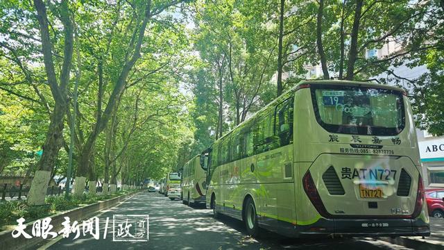 听说宝山南路排起了大巴长队？