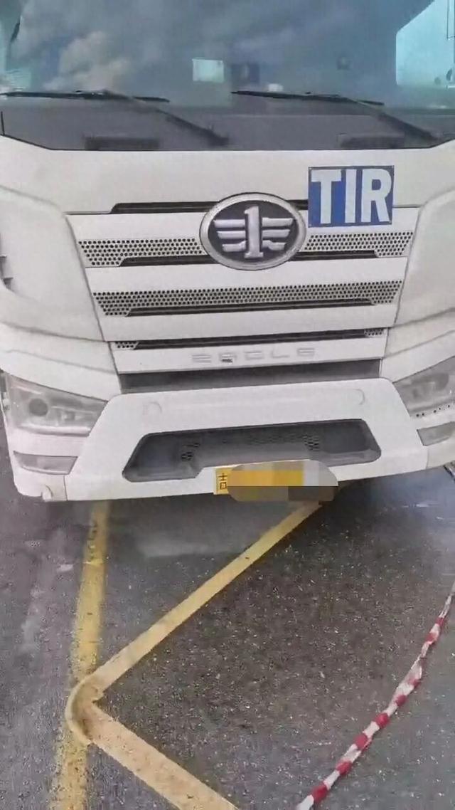 45岁卡车司机在俄罗斯不幸遇难，同事：他装了货准备回国，下车检查时被撞