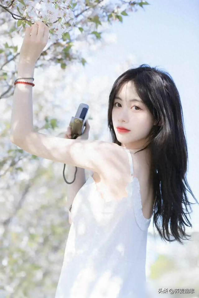 河南洛阳一校花美出圈了，五官精致，倾国倾城，美得让人移不开眼