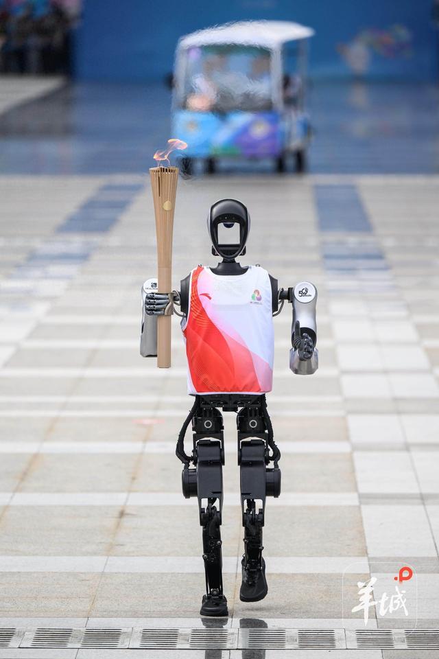 如何做到无需陪跑稳执圣火？揭秘机器人火炬手“夸父”的硬核技术