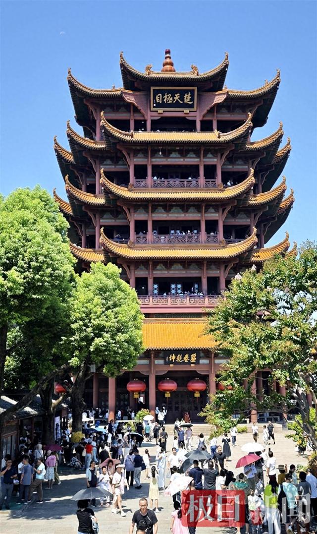 武汉“超级文旅日”来了，游客在黄鹤楼提前过“七夕”