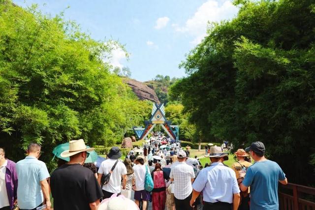 假日温情满鹰潭，文旅服务暖人心【全球学子嘉游赣 奇绝鹰潭逍遥游】