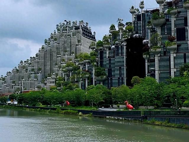 上海普陀最出名的2家商场,为何人气却迥然不同?