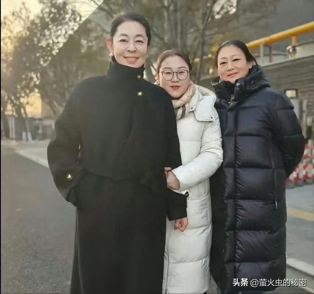 66岁的倪萍在北京街头，状态很好	，气血充盈 ​​​，端庄优雅大气