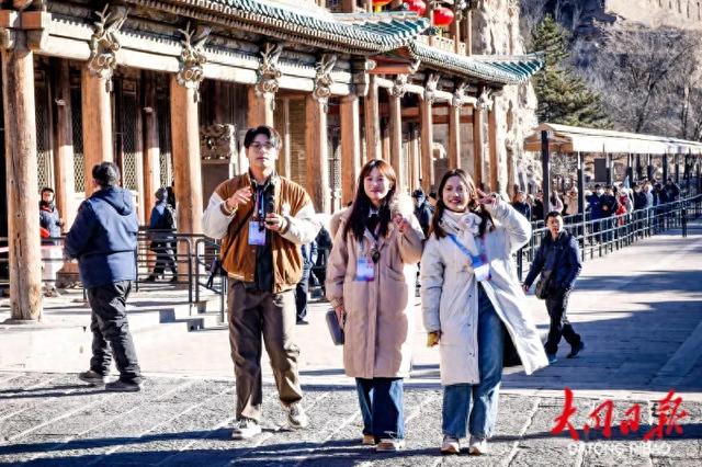 全国近百名新闻媒体人打卡大同云冈石窟