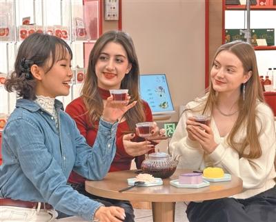中国游中国购热情持续高涨（经济新方位·聚焦假期消费）