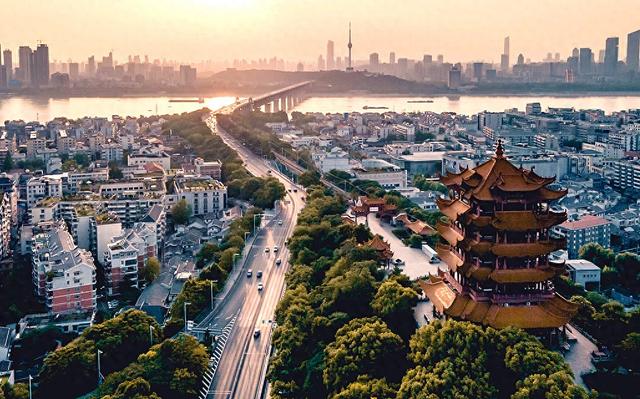 武汉是座生态宜居城市，高楼林立的城市中间分布着百山百湖