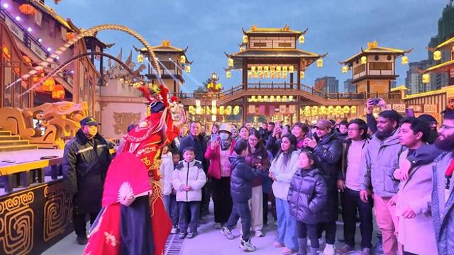 多国留学生夜游剑阁 沉浸体验三国文化魅力