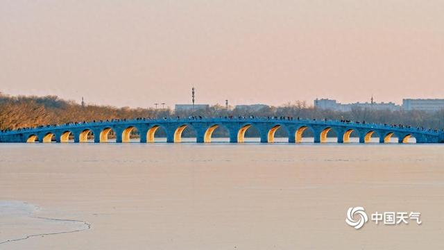 颐和园十七孔桥再迎金光穿洞 为冬日增添一抹亮色