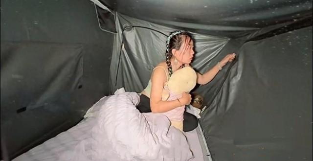 藏区露营半夜惊醒，掀帘一看吓出一身冷汗：狼来了！