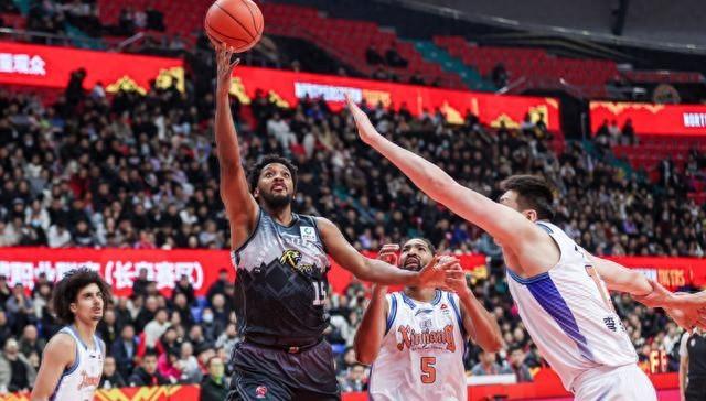 CBA最新积分榜，辽宁险胜大黑马，浙江终获首胜，北京胜露冠军相