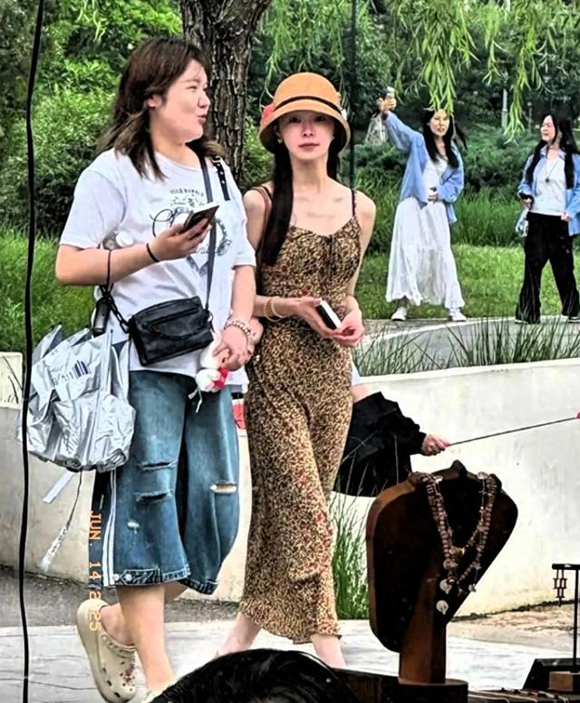 宋轶在公园被偶遇，这臀腰比真的绝了，比电视上见到的都要美！ ​