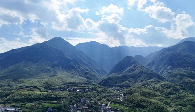 桂林猫儿山：路通清凉境 凉资源催热夏日游​