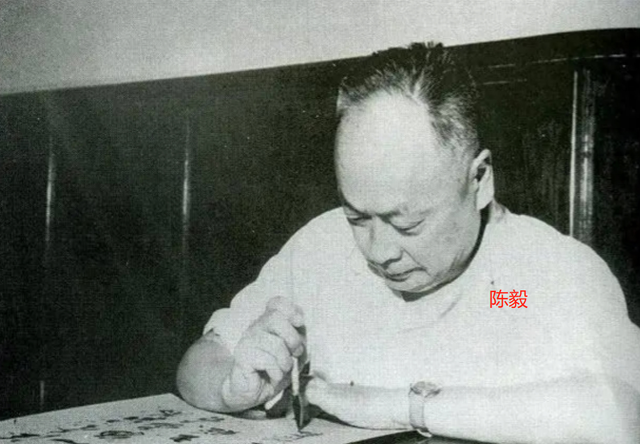 1949年，抗日遗孀找陈毅要房，不久后遭举报：她带8个男人一起住