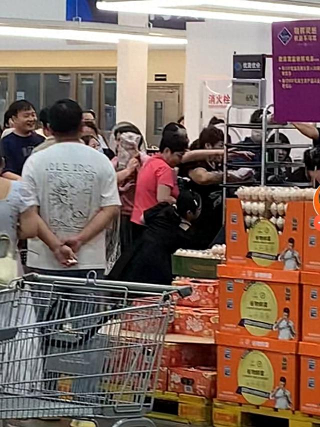传统超市迎来死敌！不装修不陈列，鸡蛋卖成白菜价，大爷大妈疯抢