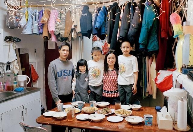 蜗居在纽约的中国穷人，男女混住毫无隐私，为何依旧不愿回国？