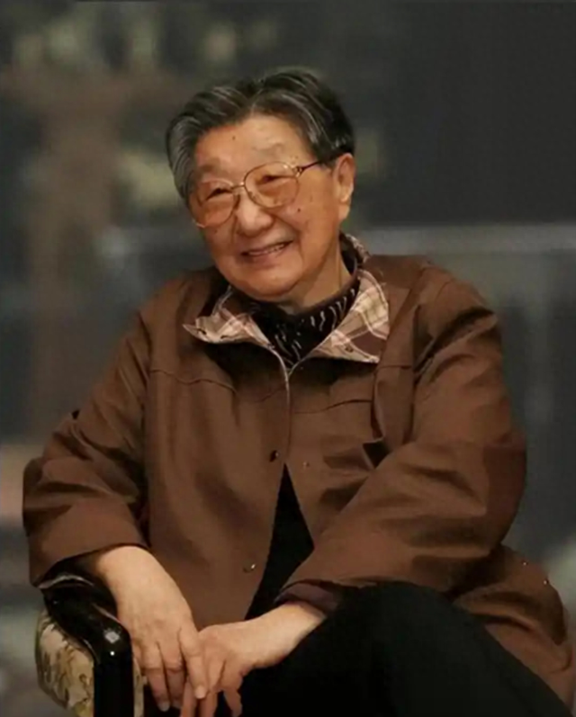 她是任期最长的水利部部长，一生治水，后官至副国级，活到99岁