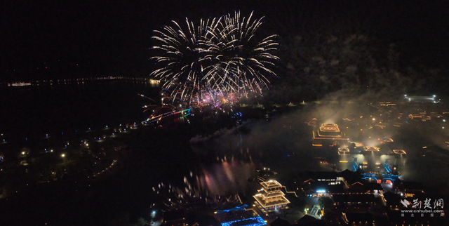 水上焰火点亮沔阳春夜 “人间仙桃·焰遇沔阳”非遗焰火嘉年华开幕