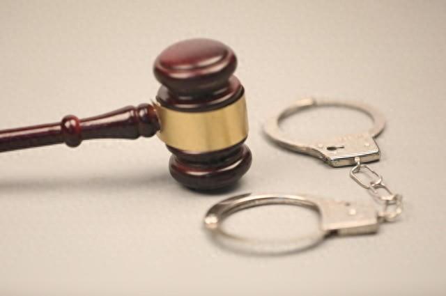 19岁男子小区楼道内强奸同行女子，家属赔偿10万后获对方谅解 一审被判二缓三