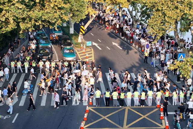西湖断桥 “最美人墙” 没见着？科学研判定“上岗”，让守护更精细