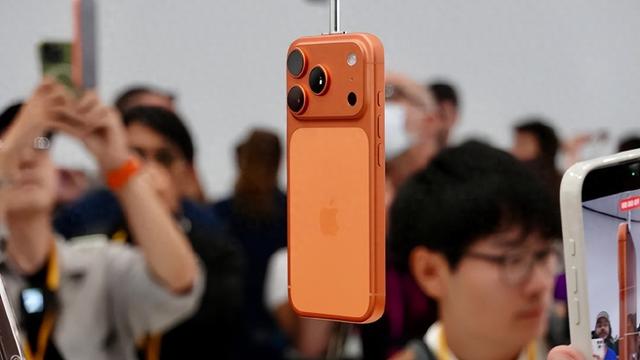 橙色的iPhone 17 Pro丑吗？网友吐槽发布会牙膏挤爆：苹果客服回应