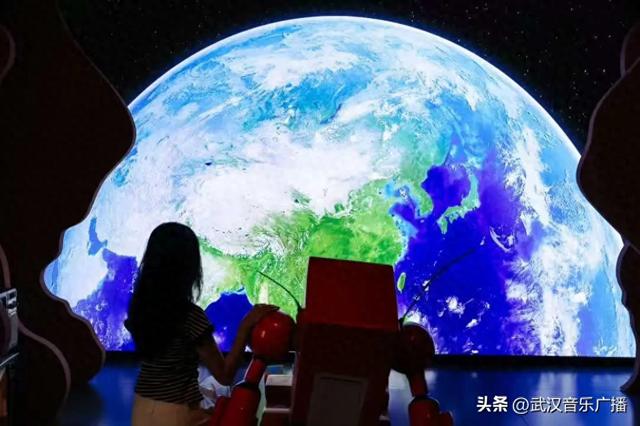 VR体验开飞机、火星上挖矿 #来武汉沉浸式科技游