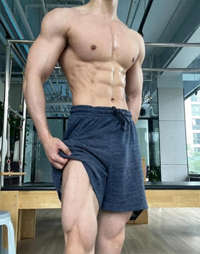 26岁北京自由健身教练	，晒泵感肌肉，这身材可以制霸健身房了