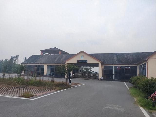 重庆值得佩服的景区酒店，景区荒废酒店还在，位置偏僻却依然坚持