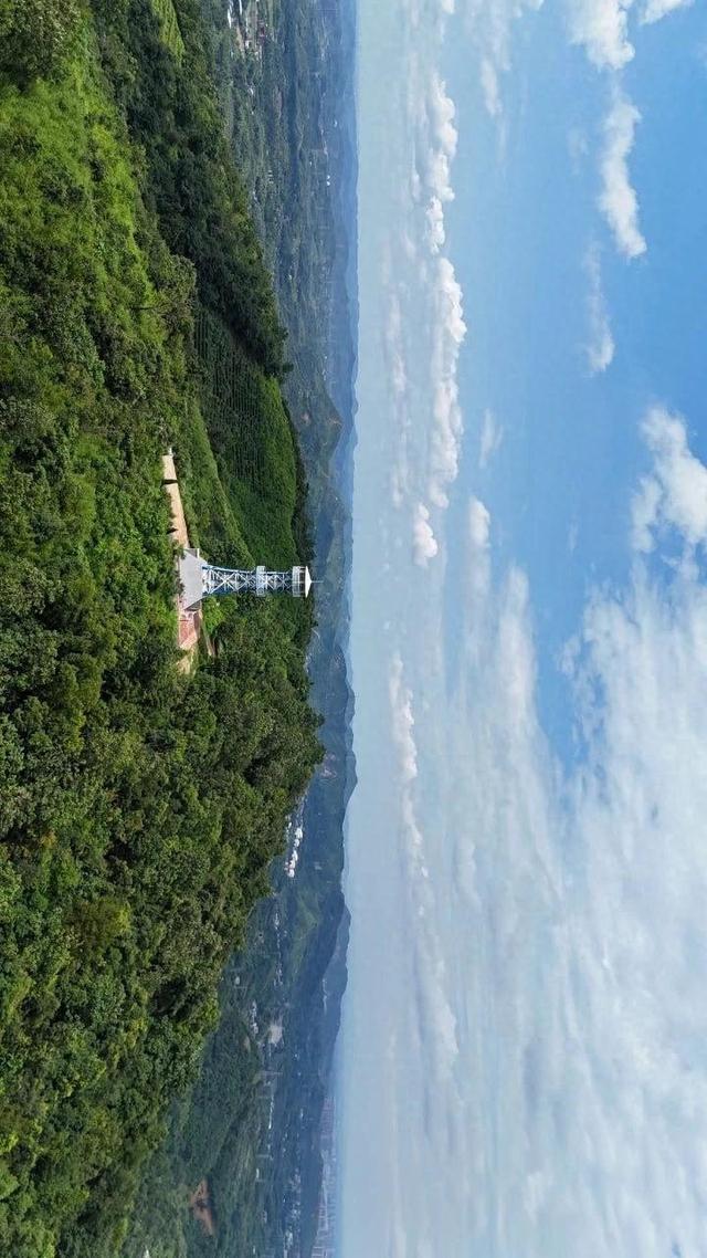 长株潭城际漫游丨夏日徒步法华山：遇见神仙级的“天池”与草原