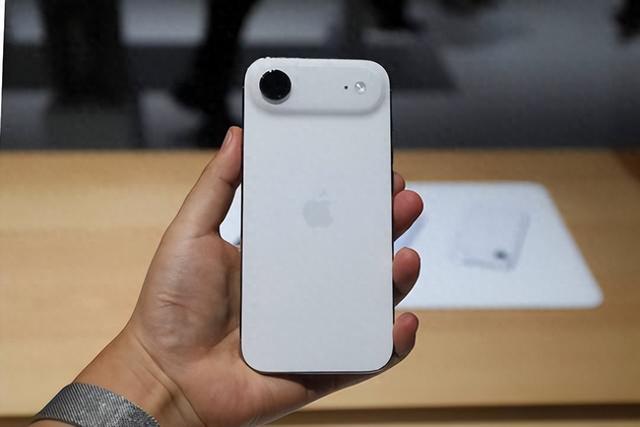 iPhone Air栽了大跟头！库克引以为傲的轻薄梦，咋就碎成了渣？
