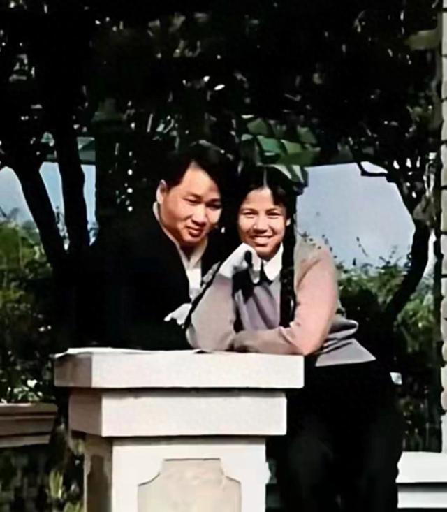 1961年，新婚的毛岸青和妻子邵华给母亲杨开慧扫墓。