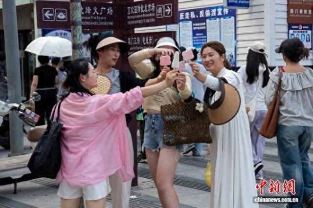广西东兴暑期旅游热 边关特色吸客