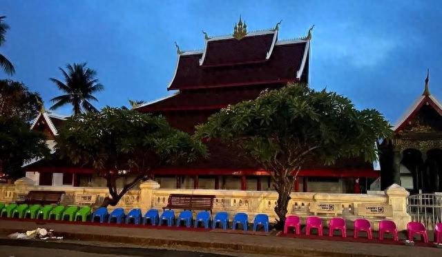 刚从老挝琅勃拉邦回来，确实宁静致远，但代价是彻底的贫困和无奈