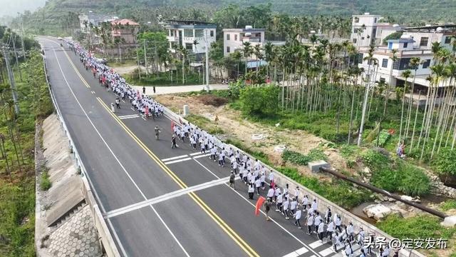致敬先烈、建功自贸——定安千名学子徒步十公里祭奠英烈