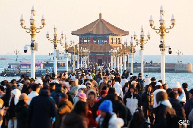 青岛栈桥游人与海鸥同乐 映照冬日最美风光