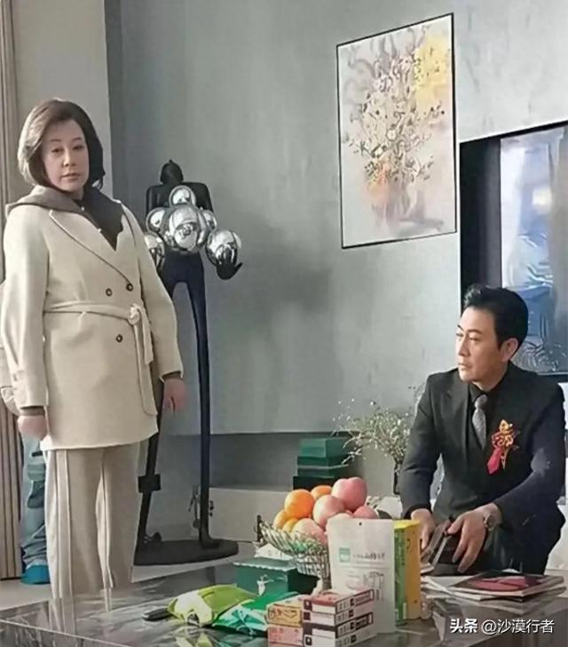 刘晓庆真是不怕丢人74岁闯进短剧跟30岁男主同框一头短发别有韵味