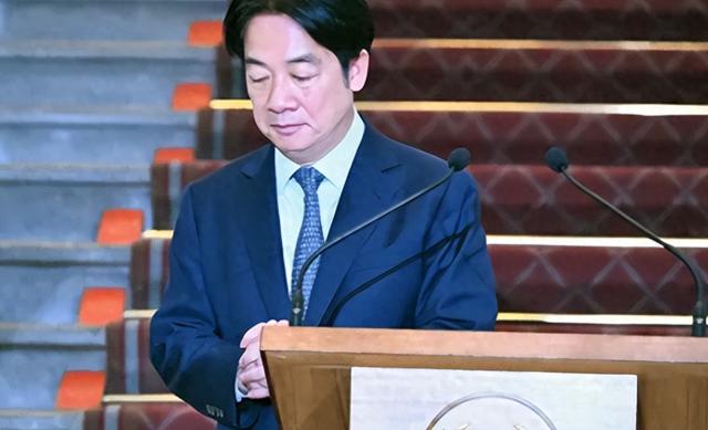 解放军已进台海，赖清德准备逃跑？上万亿资产提前转移美国