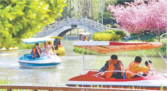 泛舟赏景 乐享春光