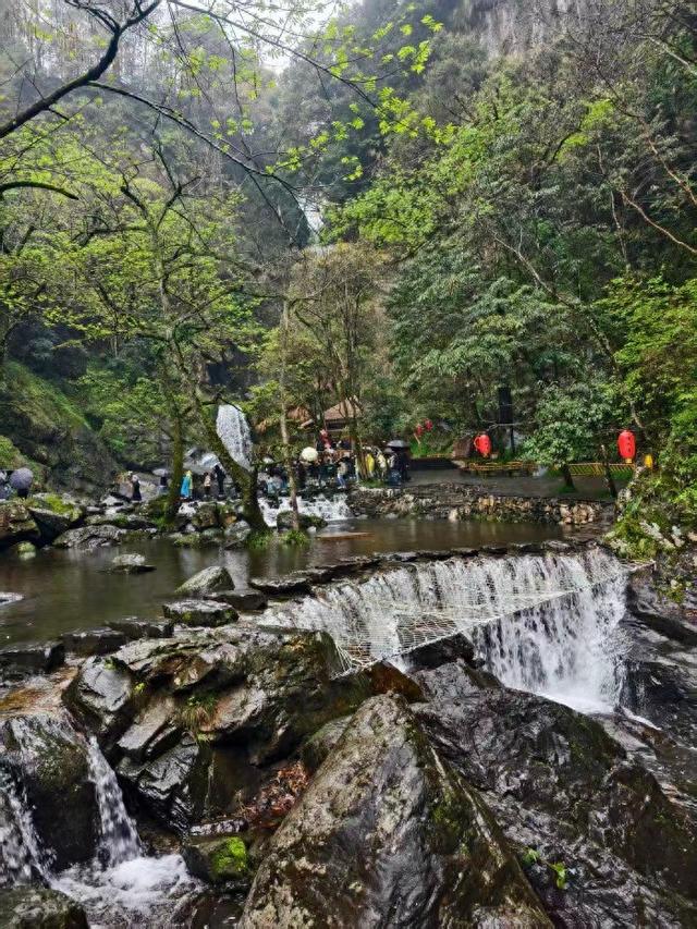 春游江淮请您来丨把山水美景 “剪” 回家——非遗剪纸入驻牯牛降古村，文旅留客有新招