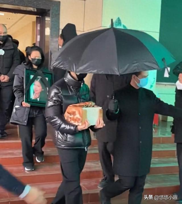 何晴葬礼24小时，许亚军现身美国！照片流出，打扮精致与儿子聚餐